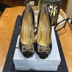 Nine West Jonah Black Peep Toe Heels with Gold Accent Sz 9m